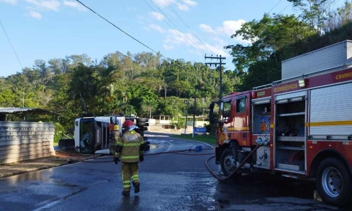 Militares chegaram ao local &agrave;s 15h, quando o tr&acirc;nsito foi fechado nos dois sentidos -  (crédito: CBMMG)