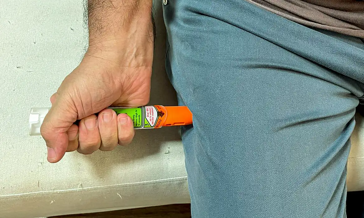 Paciente aplicando adrenalina de uma caneta autoinjetável -  (crédito: Fiocruz)