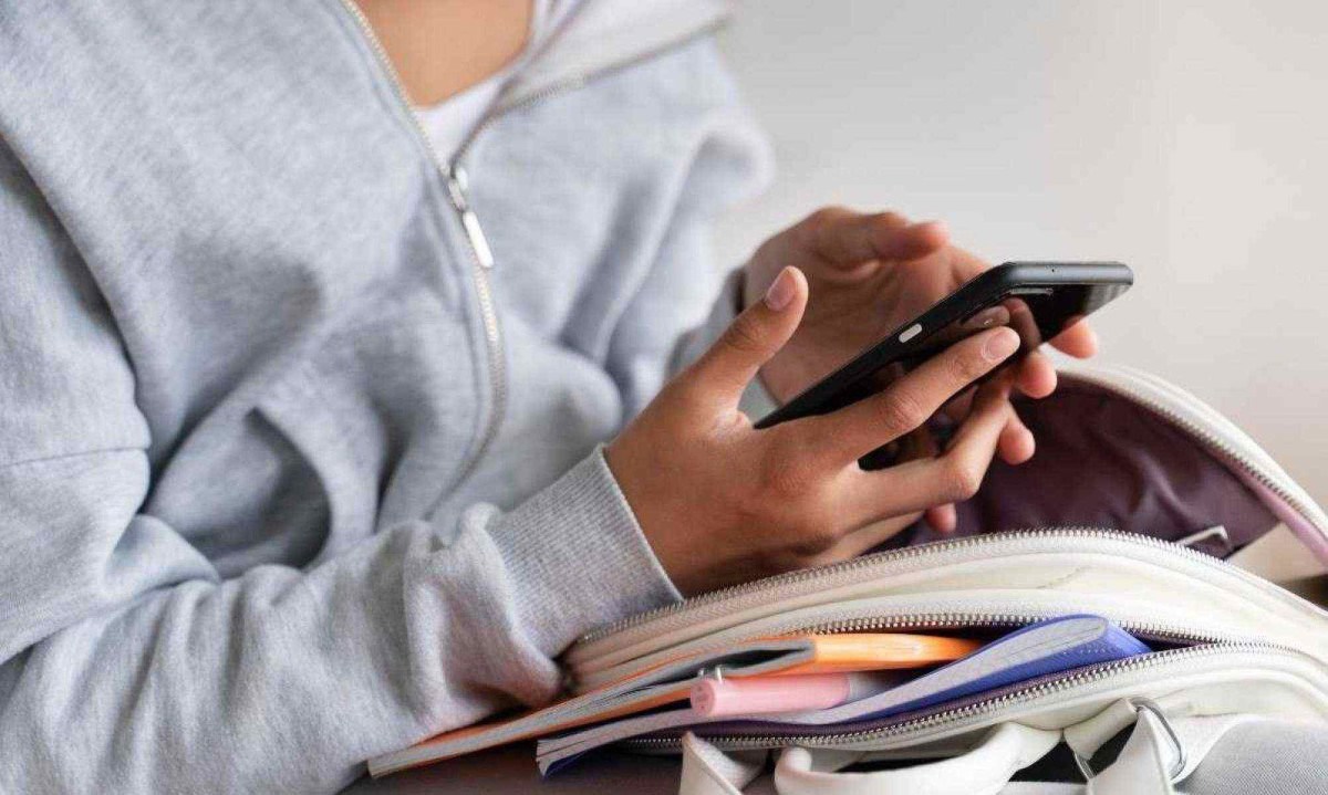 Pesquisas mostra que brasileiros são favoráveis a algum tipo de proibição de celular nas escolas -  (crédito: Reprodução/Freepik)