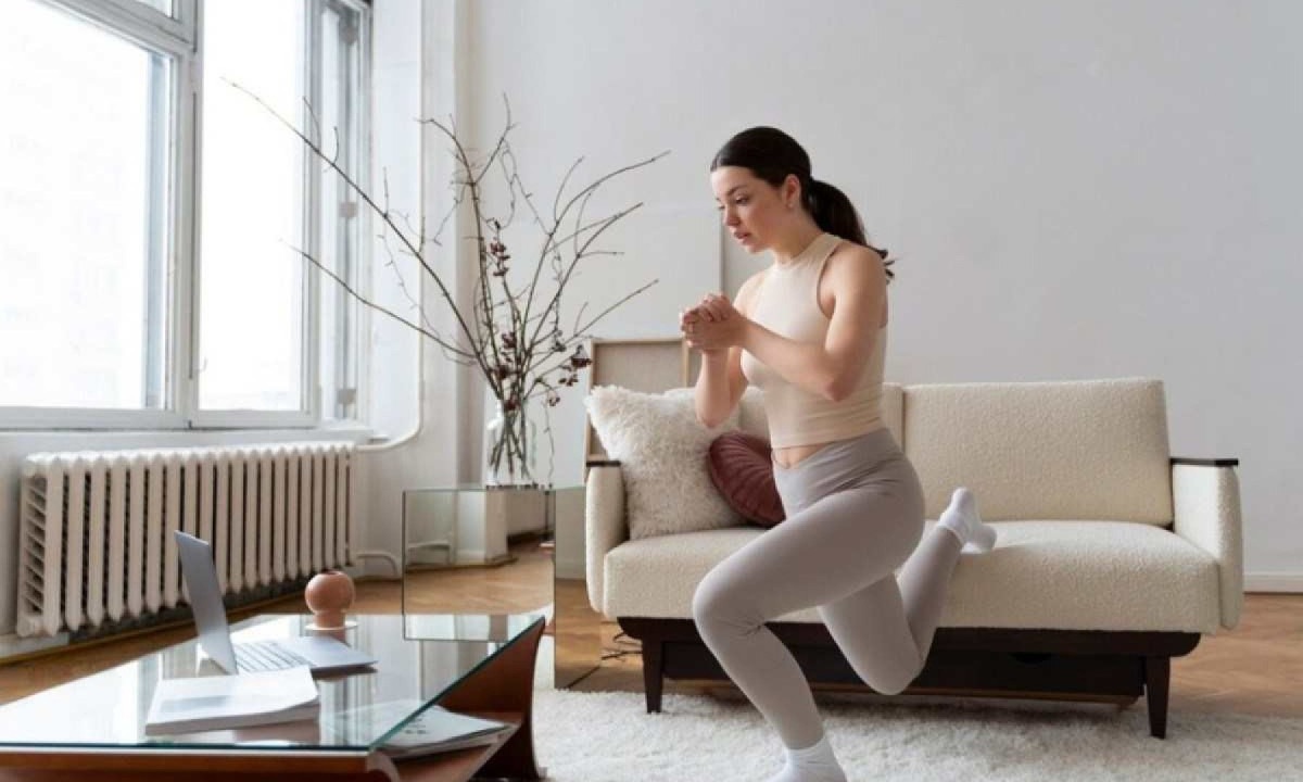 Tanto os exercícios com equipamentos pequenos, quanto com o próprio peso corporal, precisam ser realizados corretamente para que gerem benefícios ao invés de causar prejuízos -  (crédito: Freepik)
