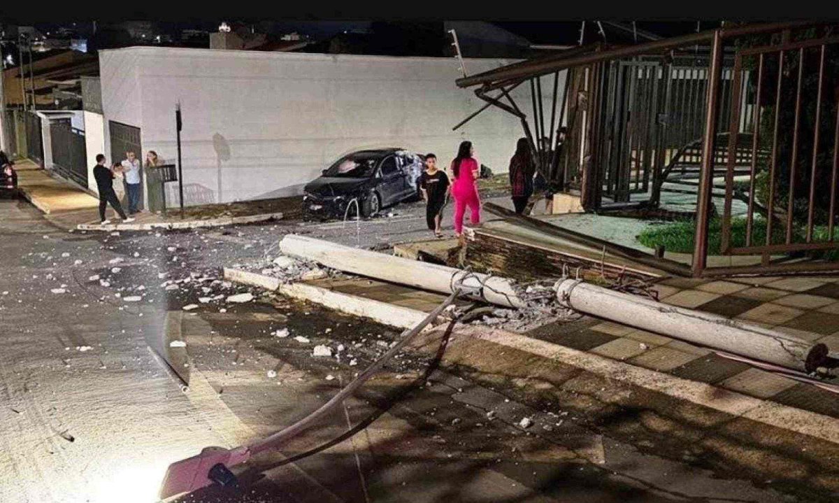 Depois de derrubar um poste, carro destruiu a grade da frente de uma casa -  (crédito: Redes sociais)