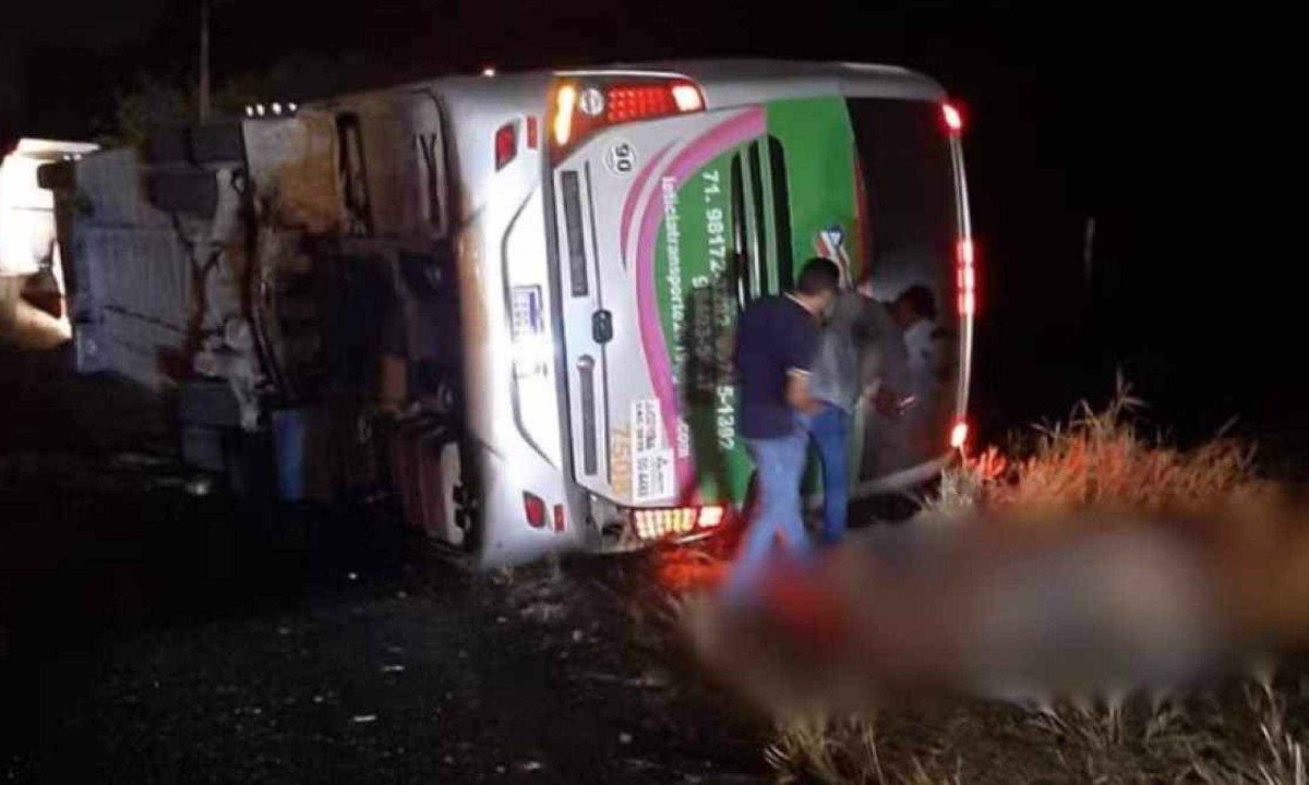 O veículo saiu da pista e tombou ao lado do acostamento

 -  (crédito: Reprodução/Redes Sociais)