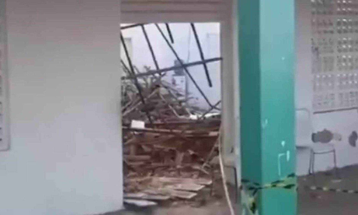 Teto caiu devido aos ventos fortes que atingiram o local, afirmou prefeitura -  (crédito: Reprodução/Redes Sociais)
