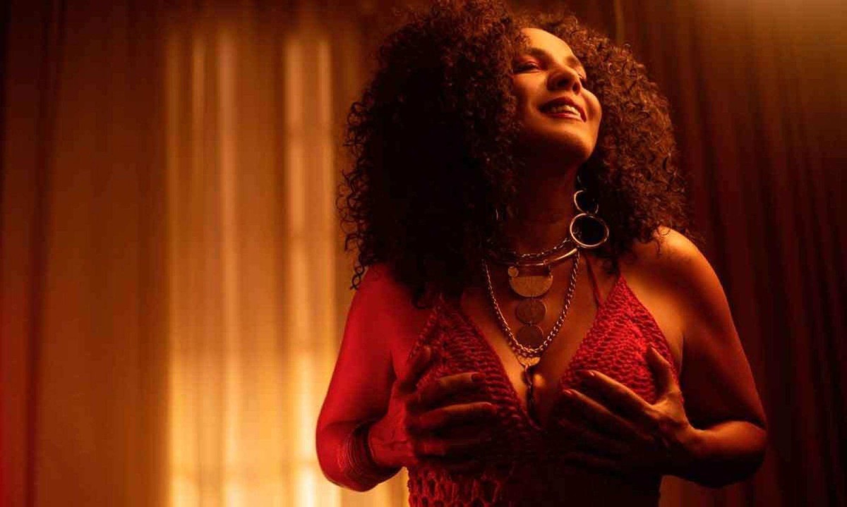 Belo-horizontina Adrianna, do Baile da Dri, sobe ao palco do Teatro Sesiminas nesta noite para celebrar 30 anos de carreira -  (crédito: Marcelo Goulart/Divulgação)