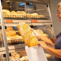 Velhos buscam pão aos domingos - Freepik