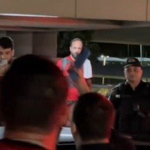 Grupo de torcedores aguardou o desembarque dos campões da Copa do Brasil, por volta das 23h50, no aeroporto do Galeão -  (crédito: Foto: Reprodução)