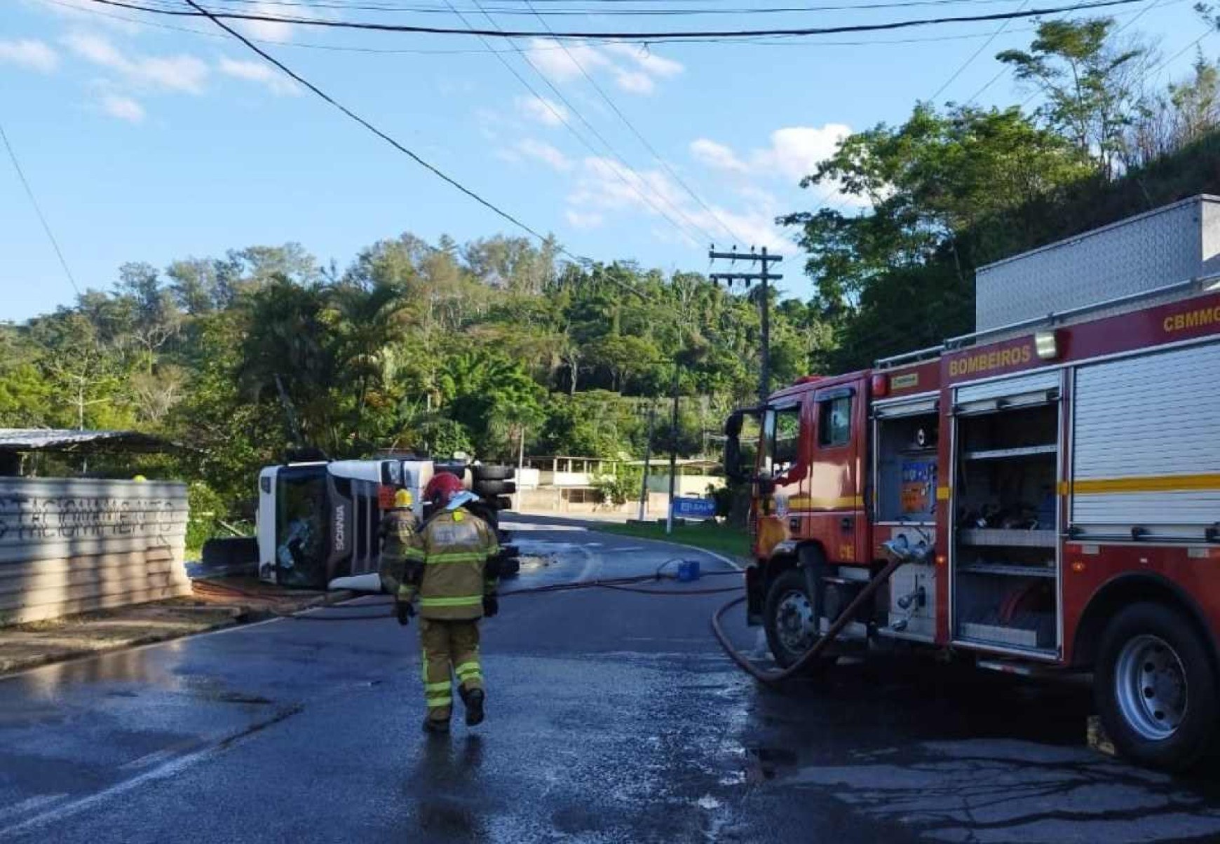 MG: 1ª estrada pavimentada do país está há mais de 6h interditada 