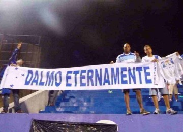 Julinho abriu sua faixa, que desta vez, não tinha seu apelido. Nela estava estampada a mensagem: 