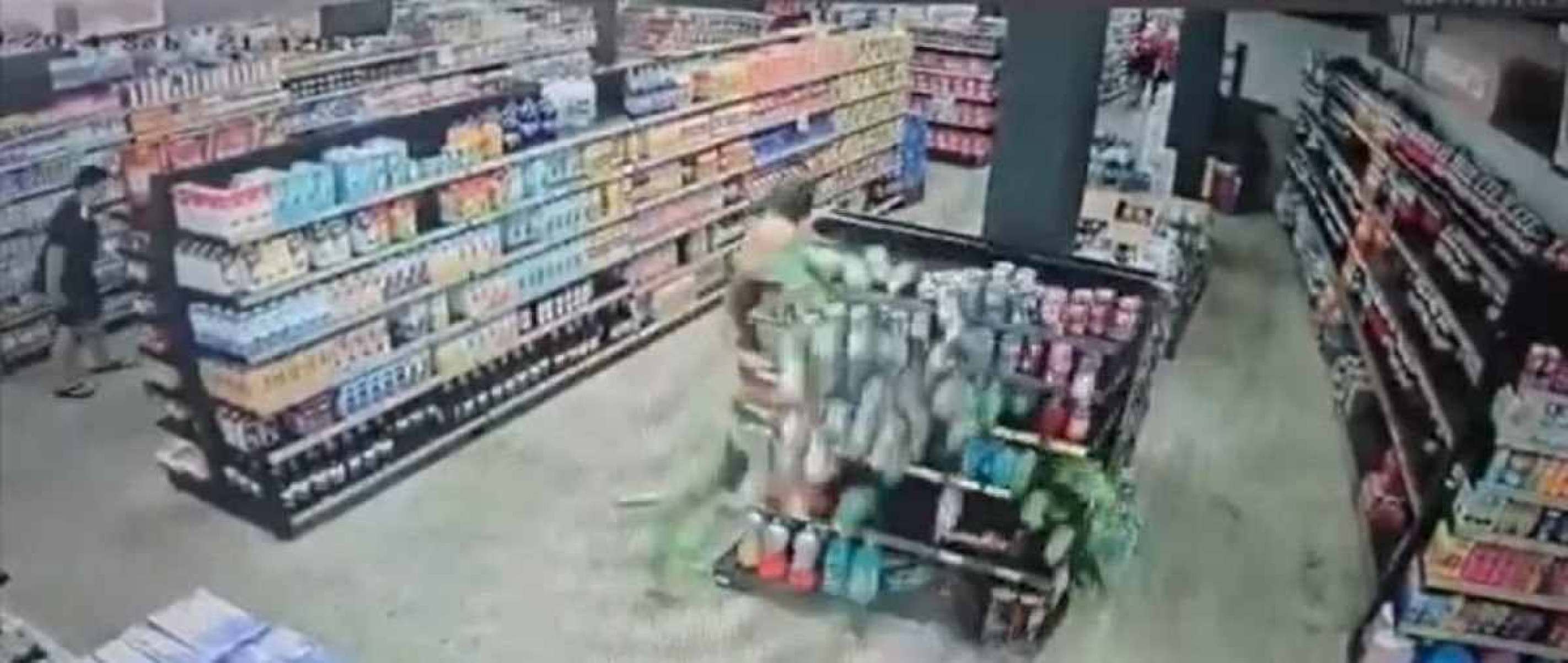 Vídeo: homem em surto destroi supermercado no interior de Minas