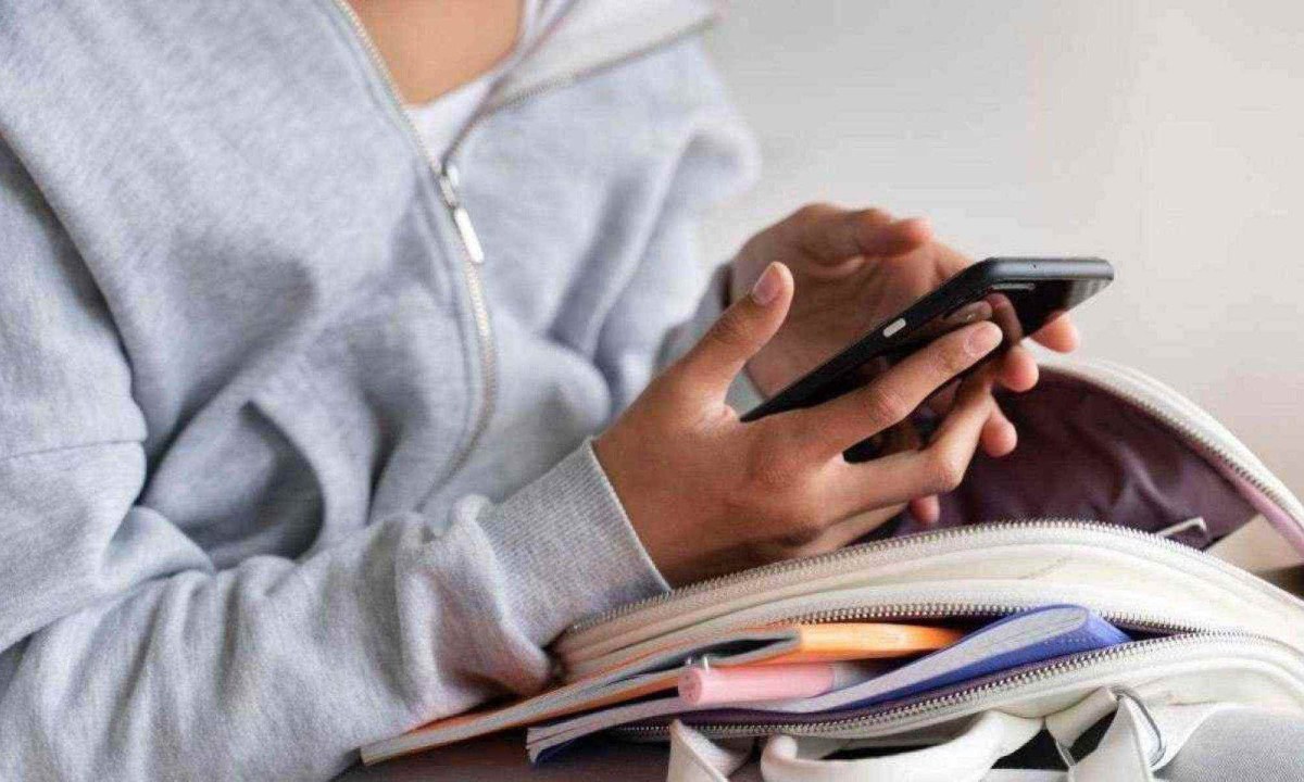 Paralelamente à lei paulista, o banimento do uso do celular por estudantes em todas as escolas públicas e privadas do país é objeto de um projeto de lei já em tramitação avançada no Congresso Nacional -  (crédito: Reprodução/Freepik)