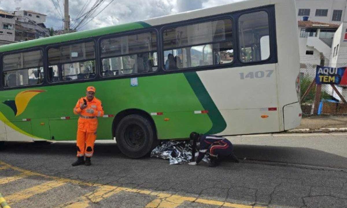 Motociclista não percebeu que ônibus tentava fazer a conversão à esquerda para acessar rotatória e foi atingida -  (crédito: CBMMG)