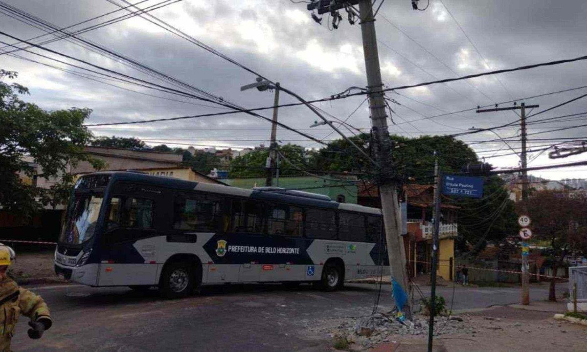 Rua Úrsula Paulino está fechada devido a acidente com ônibus na manhã desta terça-feira (12) -  (crédito: CBMMG)