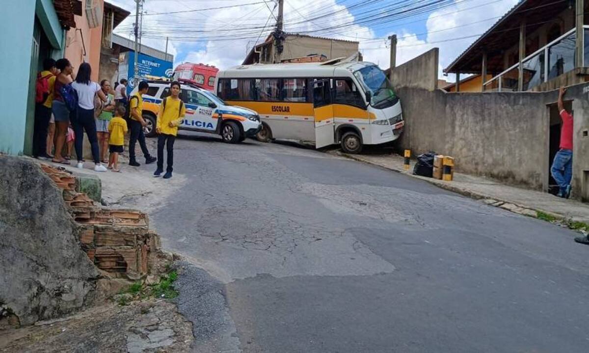 Ônibus perdeu o freio, subiu no passeio e bateu em muro -  (crédito: Colaboração Lídia Fátima)