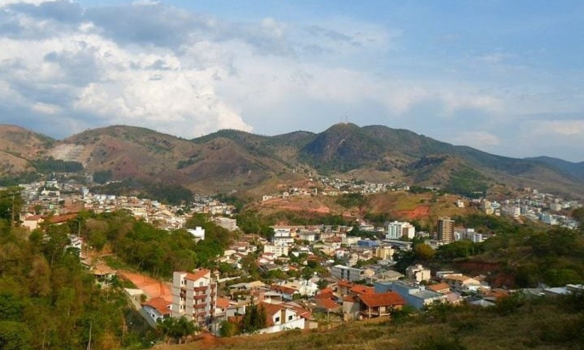 O município de Caratinga, no interior de Minas Gerais, registrou um caso suspeito de Encefalopatia Espongiforme Bovina (EEB), conhecida como "doença da vaca louca" -  (crédito: wikimedia commons/Matheus-andrade11)