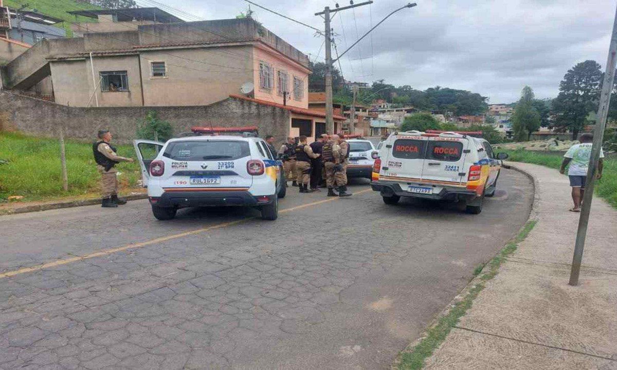 Momento em que homem é preso em Juiz de Fora, ao roubar três carros e atirar contra a PM -  (crédito: Divulgação / PMMG)