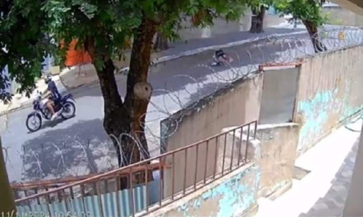 Garupa salta da moto e rola pela rua, durante perseguição policial -  (crédito: Redes sociais)