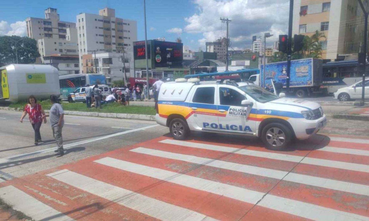 Homem de 26 anos n&atilde;o teria visto &ocirc;nibus do Move na Cristiano Machado e foi atropelado -  (crédito: Redes sociais/reprodu&ccedil;&atilde;o)