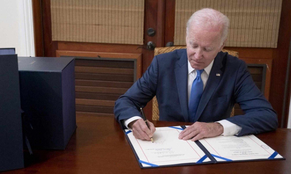  President Joe Biden signs the bipartisan year-end omnibus on Thursday, December 29, 2022, in Christiansted, St. Croix.. (Official White House Photo by Erin Scott)
     -  (crédito:  White House)
