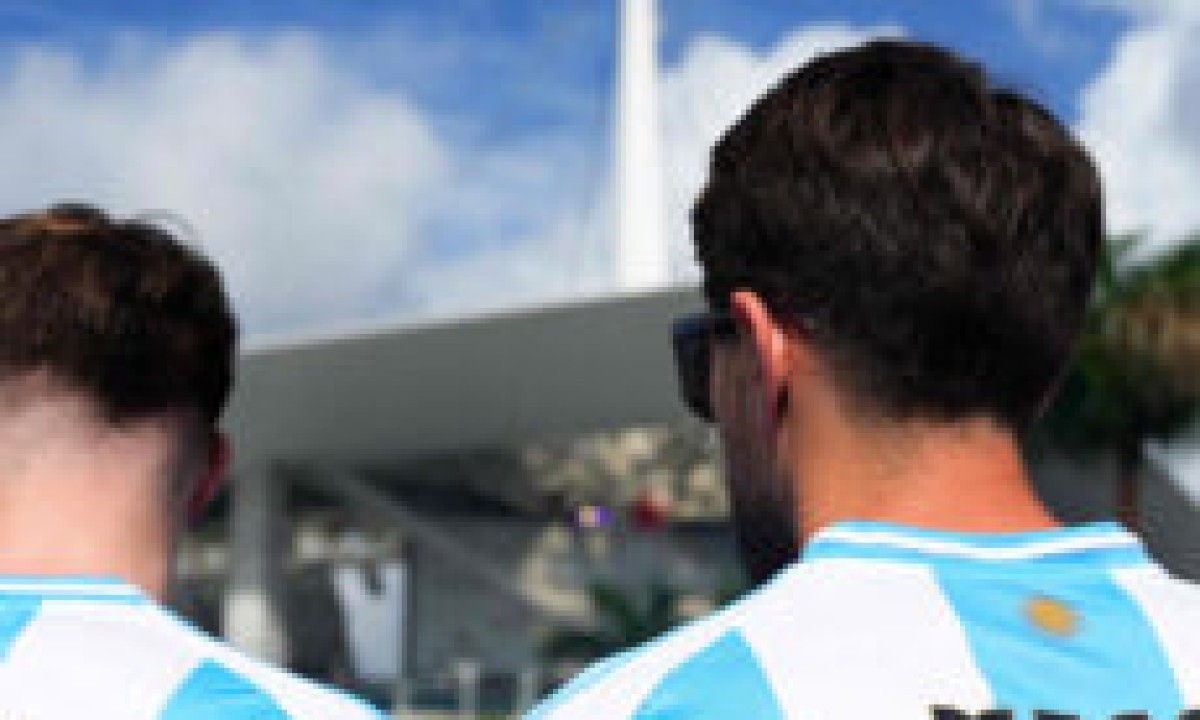  MIAMI GARDENS, FLORIDA - JUNE 29: Fans of Argentina wear the Messi jersey outside the stadium prior to the CONMEBOL Copa America 2024 Group A match between Argentina and Peru at Hard Rock Stadium on June 29, 2024 in Miami Gardens, Florida.   Rich Storry/Getty Images/AFP (Photo by Rich Storry / GETTY IMAGES NORTH AMERICA / Getty Images via AFP)
     -  (crédito:  Getty Images via AFP)