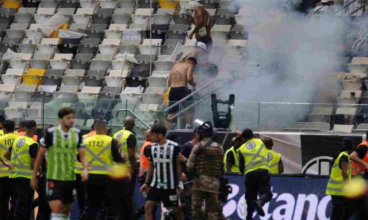 E os bandidos que jogaram bombas no gramado e feriram, com gravidade o fotógrafo, Nuremberg José Maria, que passou por cirurgia no Pronto Socorro e ainda está internado -  (crédito: Alexandre Guzanshe/EM/D.Press)