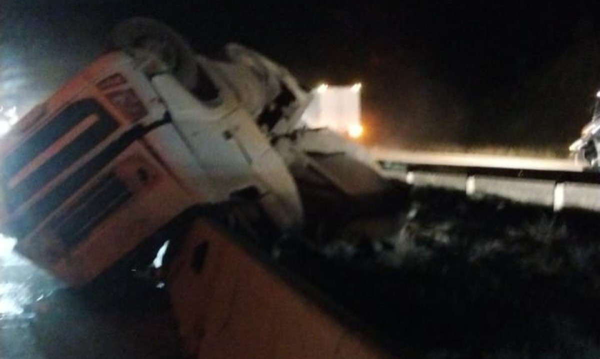 Com o impacto, a cabine da carreta ficou sob a mureta de proteção da pista -  (crédito: Redes Sociais)