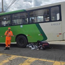 Motociclista morre ao ter cabeça esmagada por ônibus em Minas - CBMMG