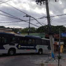 Poste tombado fecha rua e deixa 446 pessoas sem luz em BH - CBMMG