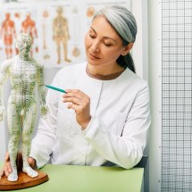 Com origem na medicina tradicional chinesa, a acupuntura é um dos caminhos na medicina alternativa para promover bem-estar (Imagem: Peakstock | Shutterstock) -  (crédito: EdiCase)