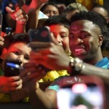 Jogadores tiraram um tempo dos treinamentos da Seleção Brasileira, em Belém, para atender os fãs antes da viagem à Venezuela -  (crédito: Foto: Reprodução/CBF TV)