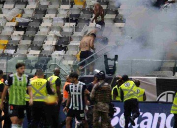 E os bandidos que jogaram bombas no gramado e feriram, com gravidade o fotógrafo, Nuremberg José Maria, que passou por cirurgia no Pronto Socorro e ainda está internado -  (crédito: Alexandre Guzanshe/EM/D.Press)