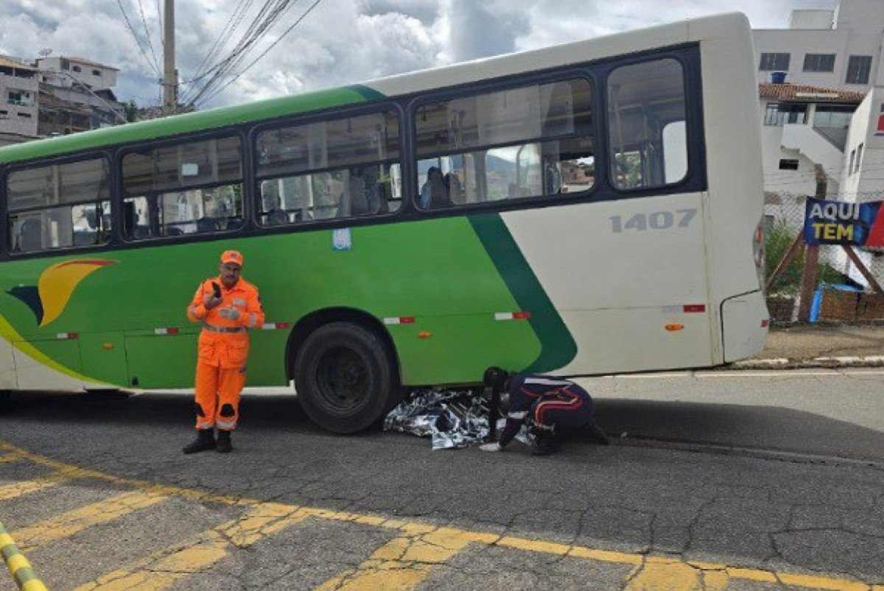 Motociclista morre ao ter cabeça esmagada por ônibus em Minas