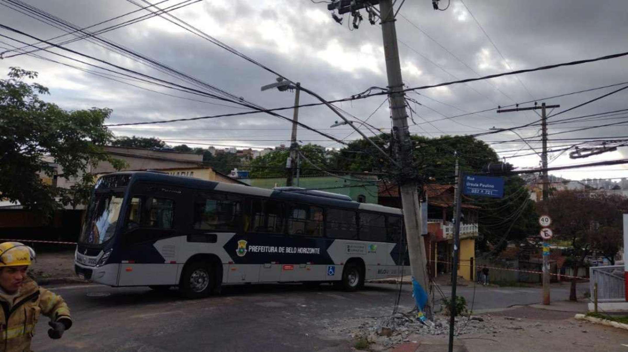 BH: ônibus derruba poste, fecha rua e deixa 446 pessoas sem energia 