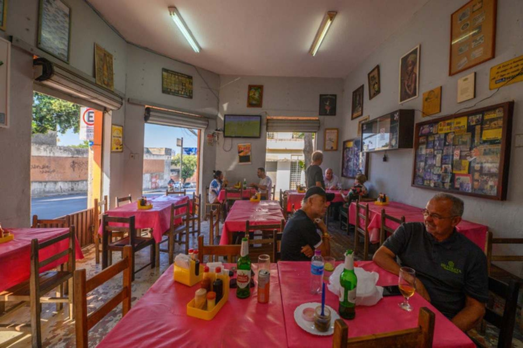 Entre os 30 bares, o Bar do Careca se destaca pelo ambiente típico de boteco