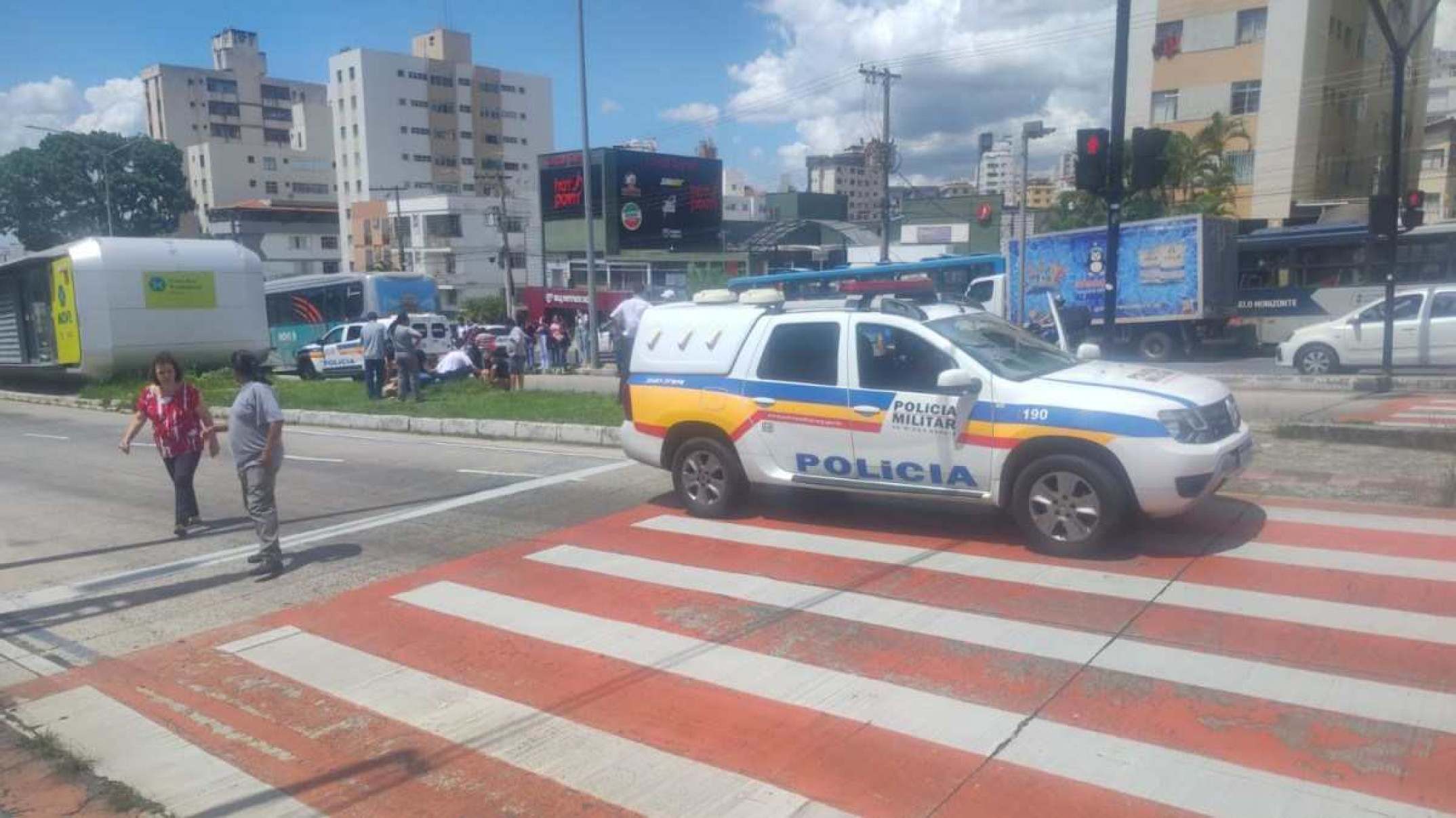 Pedestre é atropelado por ônibus do Move na Avenida Cristiano Machado