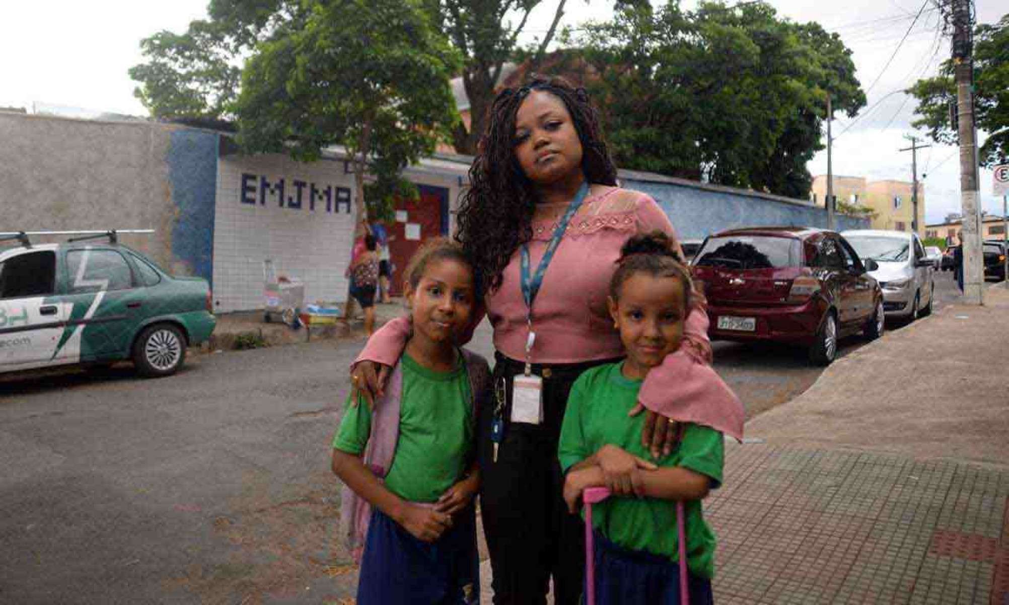 Emilene, com Mariah e Eloah, alunas de escola municipal: apesar de o novo documento não ser obrigatório para as filhas, a mãe recebeu bilhete sobre as vacinas e planeja acertar o cartão das meninas