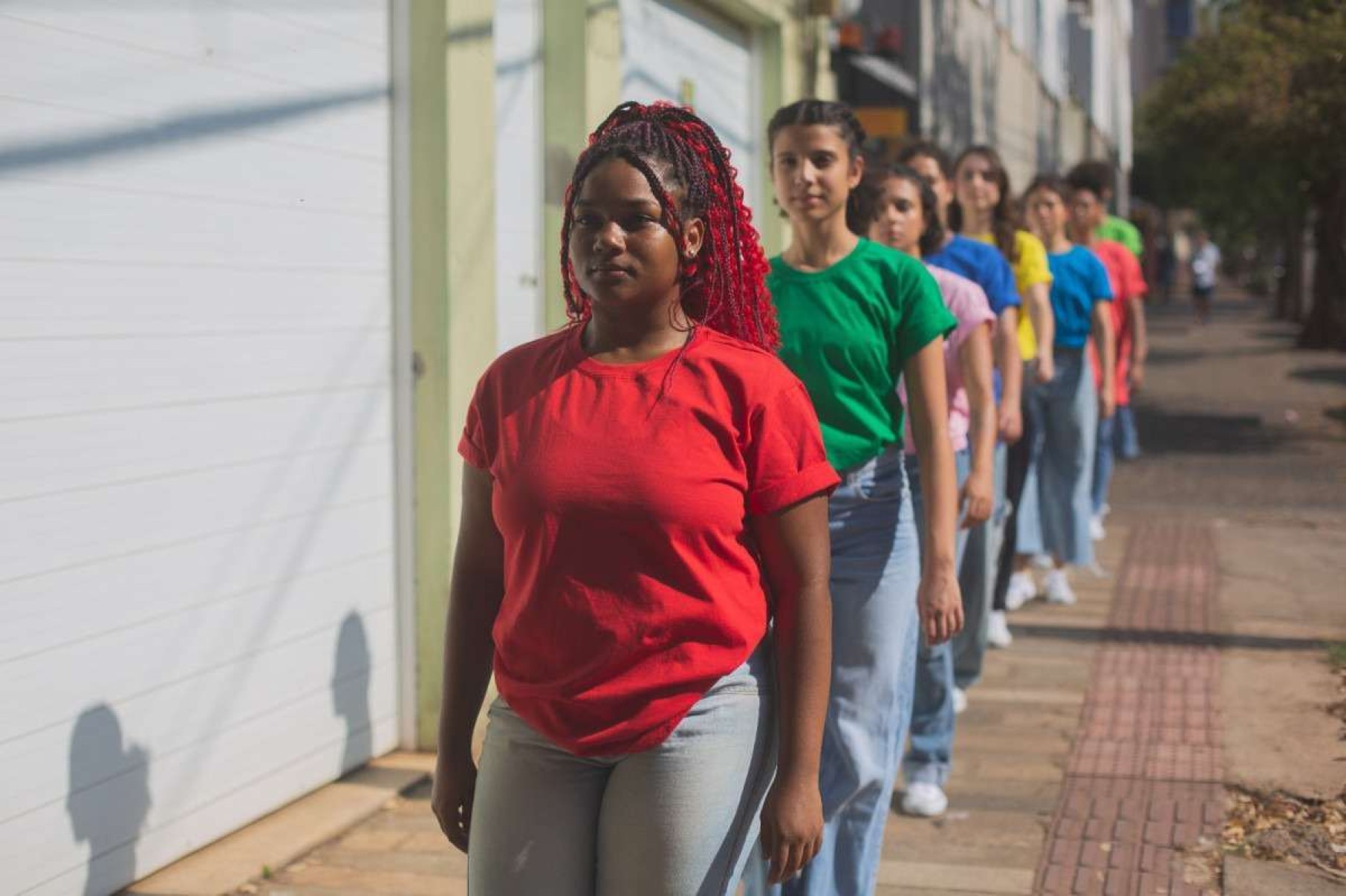 'Arredores', agora presencial, estreia inspirado em cachorros e grafites