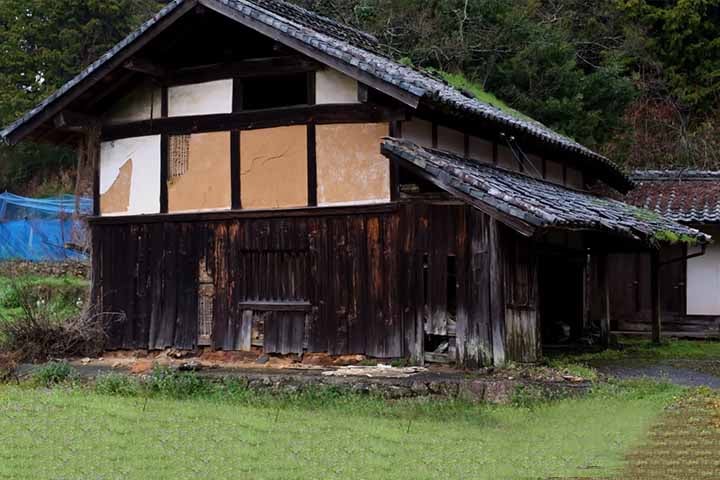 Em 2024, outro problema vem assolando o país por conta da crise populacional: o número recorde de nove milhões de casas abandonadas.
