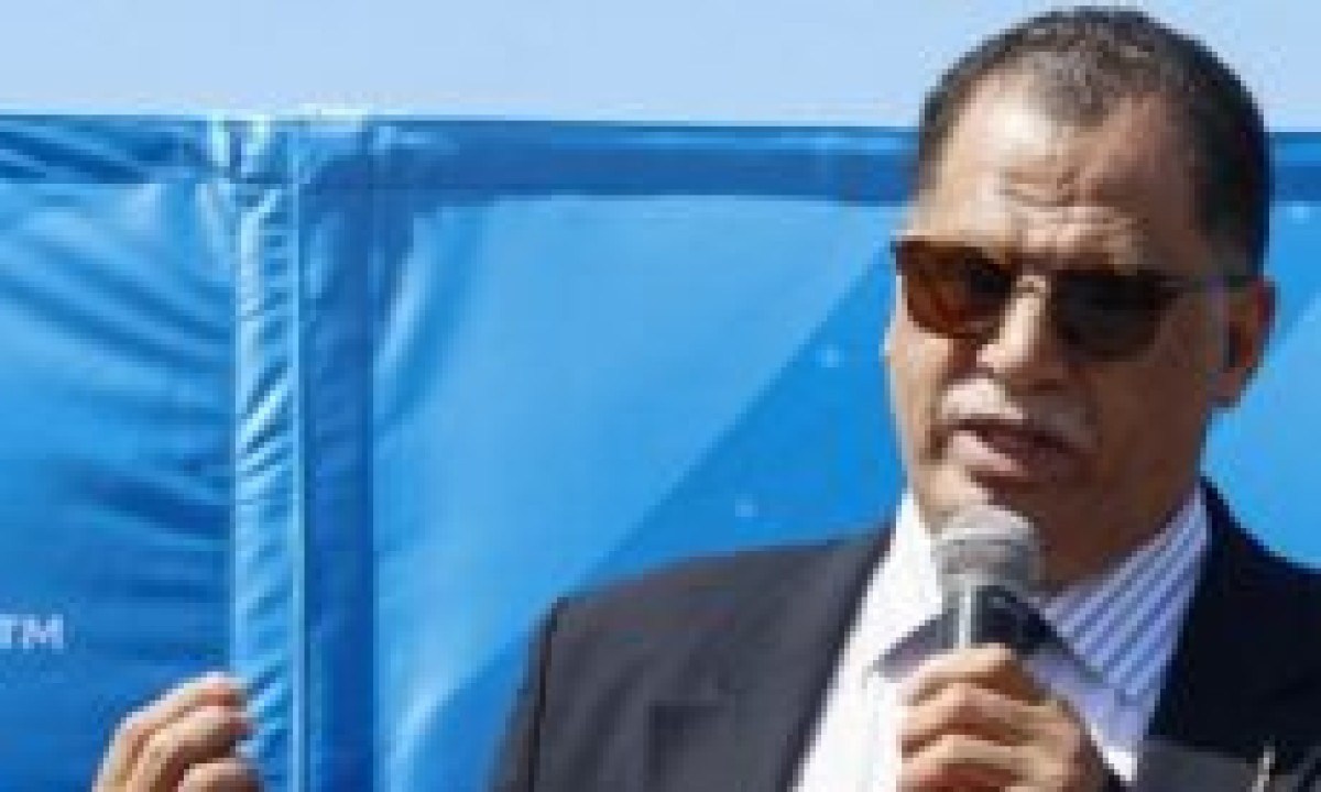  (FILES) President of the South African Football Association (SAFA) Danny Jordaan gestures as he delivers a speech next to the Women's World Cup trophy during the FIFA Women's Trophy tour at Peoples Park in Durban, South Africa on April 7, 2019, ahead of the friendly football match between South Africa and Jamaica at the Moses Mabhida Stadium in Durban. South African Football Association (SAFA) president Danny Jordaan was arrested and charged on November 13, 2024 with using the group's resources for his own purposes in a fraud and theft amounting to 1.3 million rands ($72,000), police said. 
Jordaan, who led South Africa's successful bid to host the 2010 FIFA World Cup, denied the charges in a Johannesburg court. (Photo by Anesh Debiky / AFP)
       -  (crédito:  AFP)