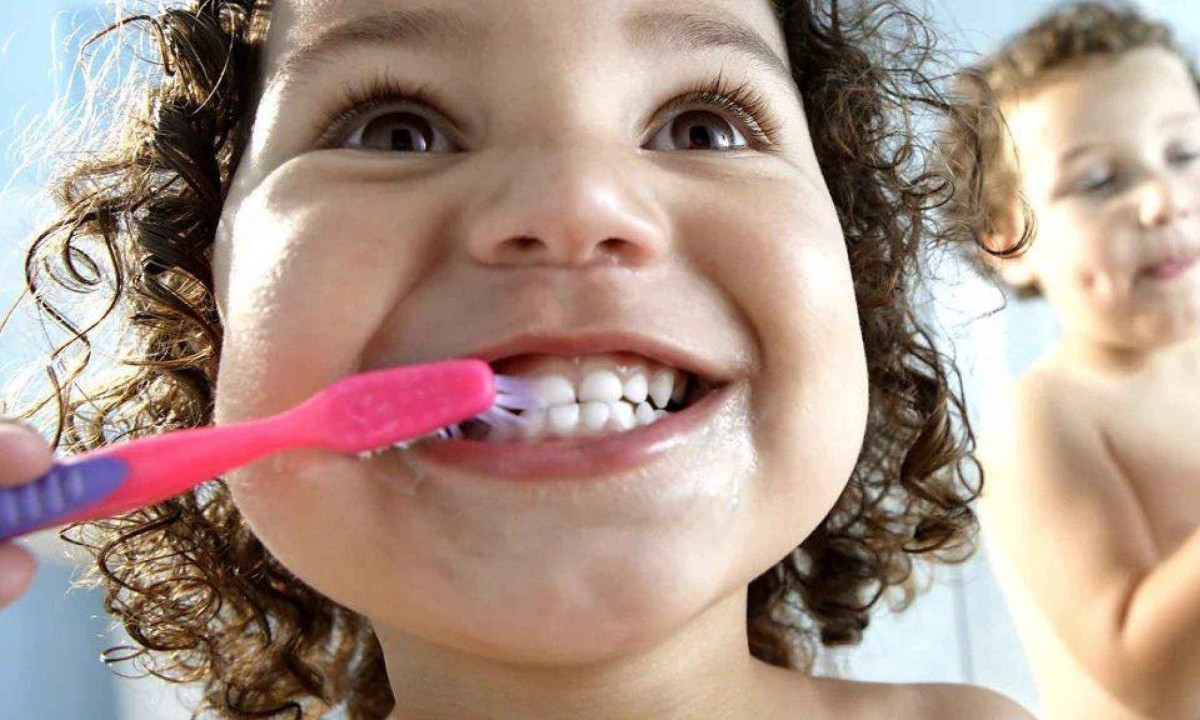 Bilhões de escovas de dentes são usadas e descartadas todos os anos -  (crédito: Getty Images)