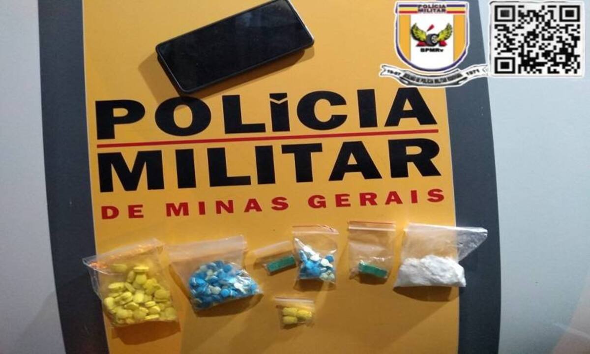 Comprimidos de Ecstasy estavam entre os banco dianteiros do Astra -  (crédito: PMMG)