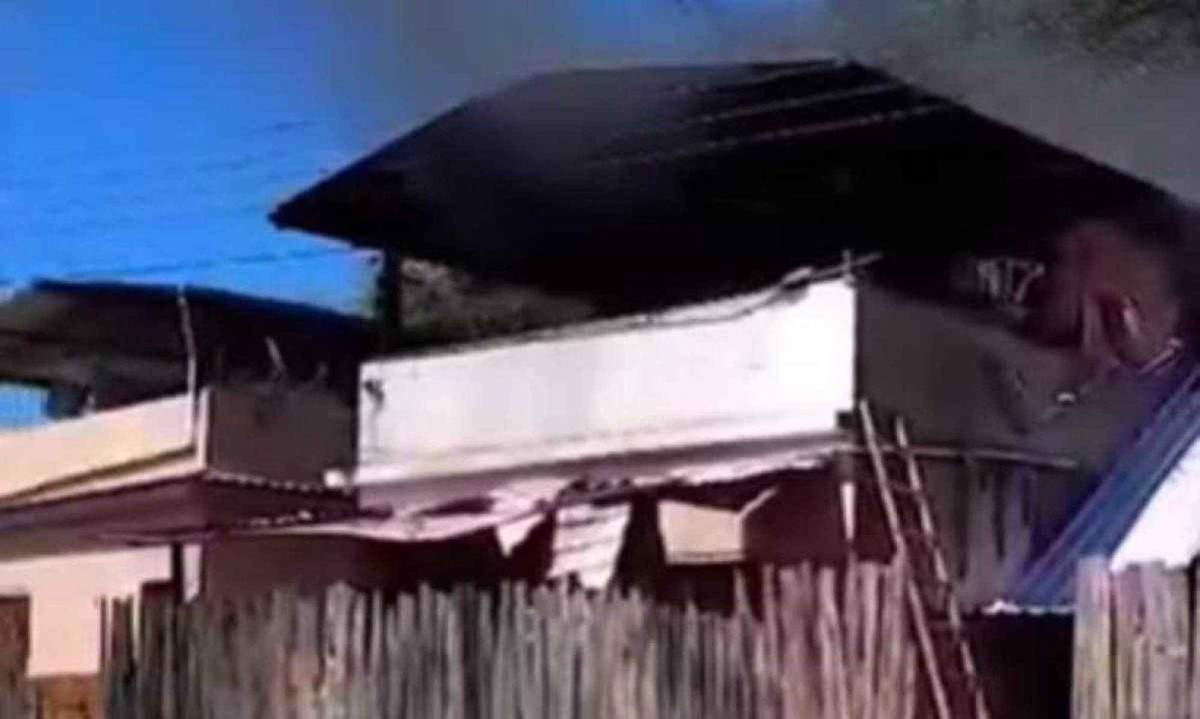 Casa onde criança morava pegou fogo; vítima morreu no dia seguinte e pai foi preso -  (crédito: Divulgação / Corpo de Bombeiros)