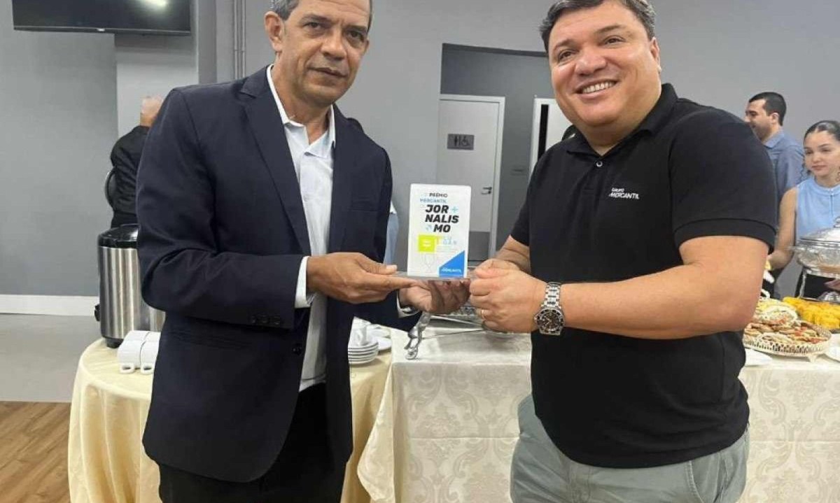 Diretor executivo do Banco Mercantil, Anderson Oliveira, entrega o troféu do Prêmio Banco Mercantil de Jornalismo 2024 a Luuz Ribeiro, primeiro lugar nacional  -  (crédito: Cida Santana/divulgação)