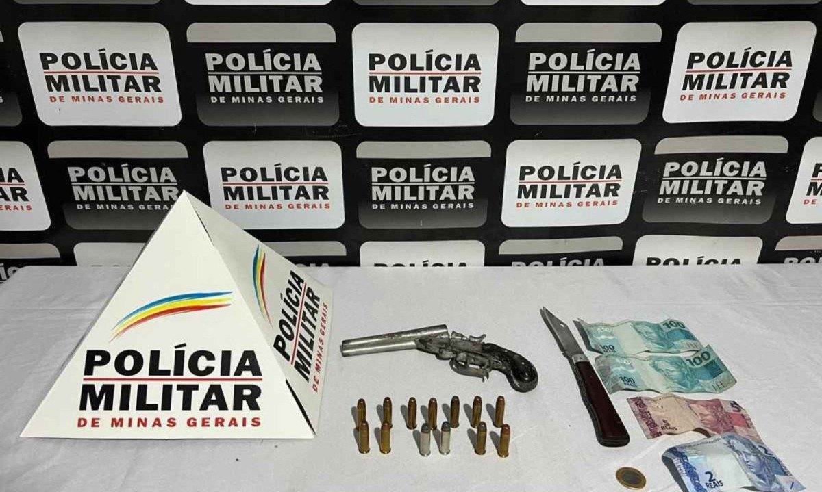 Polícia apreendeu 13 cartuchos intactos calibre 38, um canivete, R$ 208 em dinheiro e uma garrucha calibre 38 -  (crédito: PMMG/Diculgação)