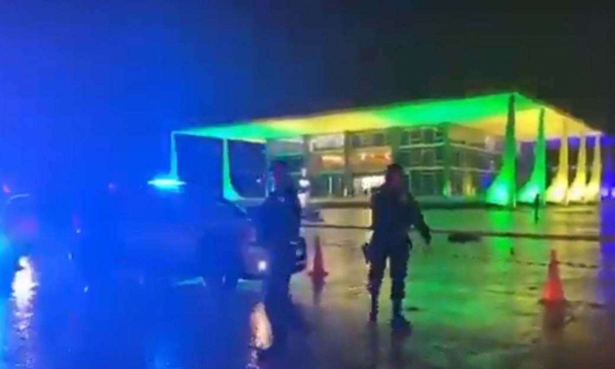 Segurança evacuou ministros e público que estavam no STF após explosões -  (crédito: Reprodução/Redes Sociais)