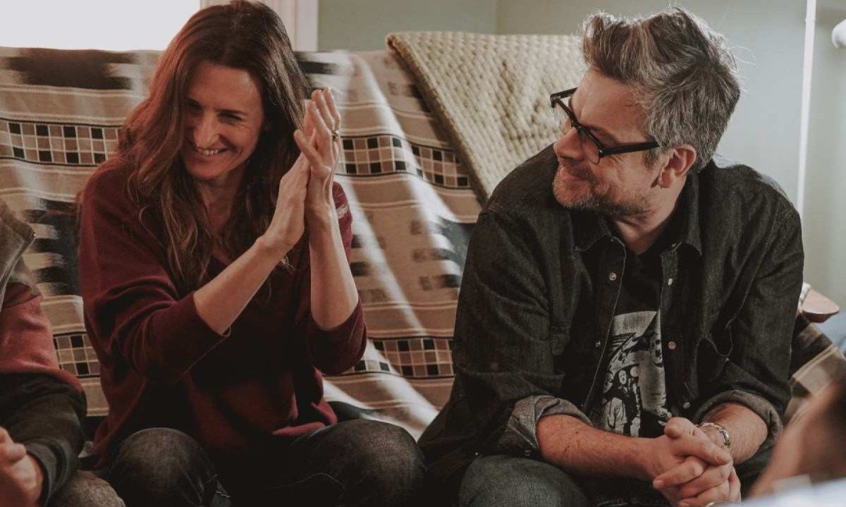 Camille Cottin e Benjamin Biolay interpretam a militante pró-refugiados e o jornalista blasé na comédia romântica que se passa em Paris  -  (crédito: Bonfilm/divulgação)