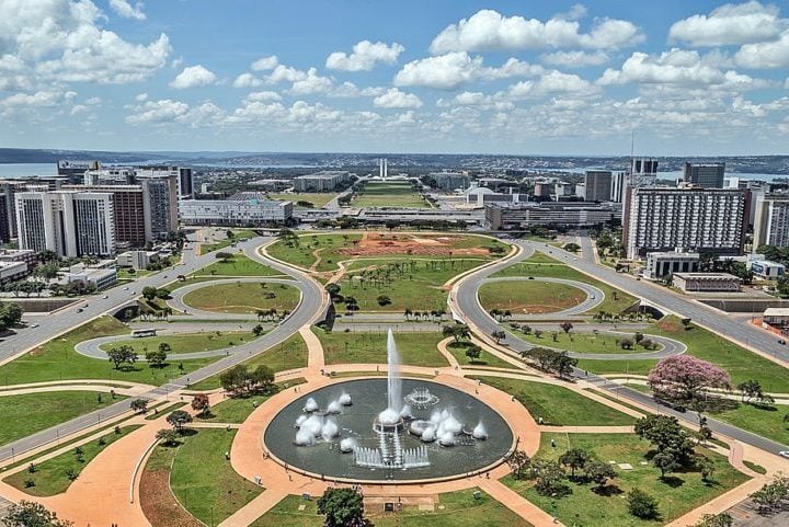 A cidade ficou marcada por seus amplos espaços, formas geométricas e estruturas ousadas que harmonizam com o céu e o horizonte abertos do cerrado. 