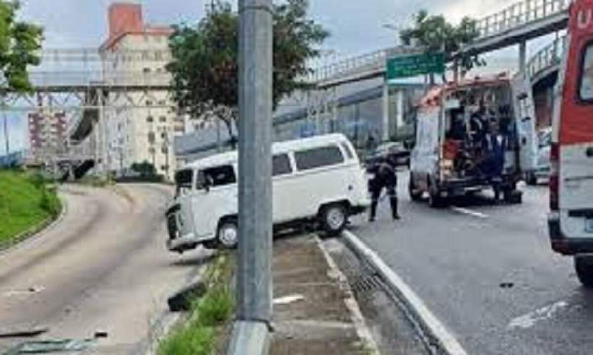 Carro bate em poste e ladrão leva a carga - Redes sociais