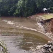 Barragem no Parque Lagoa do Nado se rompe e ameaça alagar Av. Pedro I - Redes sociais/reprodu&ccedil;&atilde;o