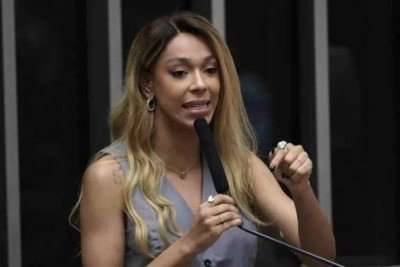 Deputada Érika Hilton é autora de PEC que altera regime de trabalho no Brasil -  (crédito: Zeca Ribeiro/Câmara dos Deputados)