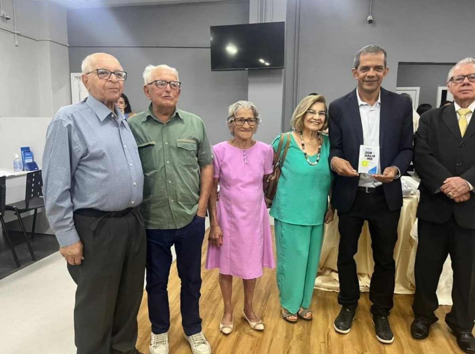 Entrega do Prêmio Banco Mercantil de Jornalismo. Luiz Ribeiro e os personagens focalizados na série de reportagens ""A era de ouro da geração prateada", publicada pelo ESTADO DE MINAS e vencedora do concurso. Na foto (Da E para E): Wanderlino Arruda (90 anos),  Oliveiro Batista de Oliveira (94), Coleta Soares de Oliveira  (88), Gloria Caxito Mameluque (86), Luiz Ri beiro e Marcelo Furtado de Souza (82).